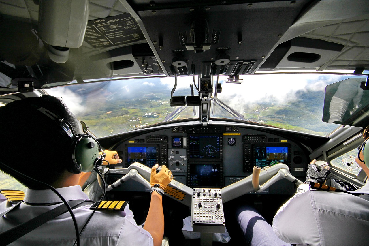 飛行機　操縦　難しい